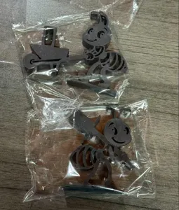 Detaillierte Nahaufnahme von 3D gedruckten Ameisen Papierrollenhalter Teilen in transparenten Beuteln.