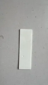 Detailansicht von weißem 3D-gedruckten Papierrollenhalter-Zubehörkomponententeil, stabil.