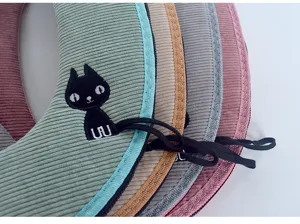 Primer plano de funda de inodoro acanalada gruesa con bordado de gato y asa práctica.