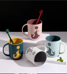 Primo piano tazza porta spazzolini con rilievo foca, bicchiere risciacquo in plastica bagno.