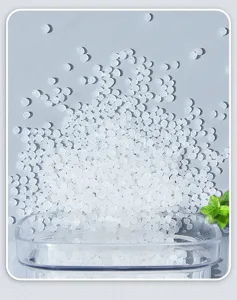 Transparenter quadratischer Vorratsbehälter im Detail mit weißem Füllmaterial und Klarglasoptik