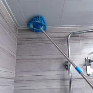Dreieckiger Reinigungsmopp mit verstellbarem langem Griff für Wand- und Deckenreinigung.