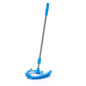 Blauer dreieckiger Reinigungsmopp mit verstellbarer Stange und Mikrofaserkopf für zu Hause.
