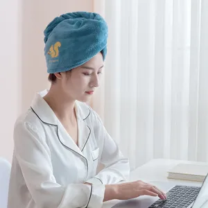 Blauwe koraalvleece haardroogmuts voor dames, snel drogende handdoek met schattig eekhoorntje erop.