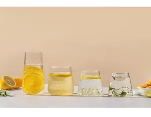Vue detaillee de tasse en verre style japonais Mont Fuji, verre d'eau transparent.