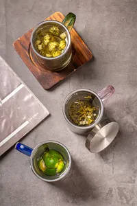 Tasse infuseur à thé en verre avec filtre en acier inoxydable 304 et poignée ergonomique.