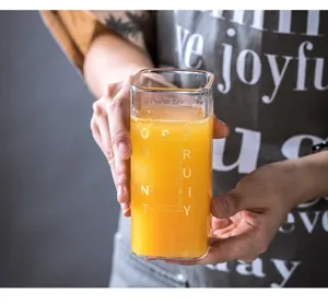 Detailaufnahme des klaren quadratischen Glases mit schicken goldenen englischen Buchstaben.