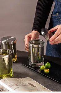 Tasse à thé en verre résistant à la chaleur avec infuseur en acier inoxydable et couvercle.