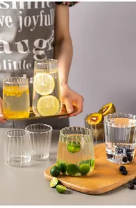 Gedetailleerd overzicht van hittebestendige transparante glazen beker met verticale strepen.