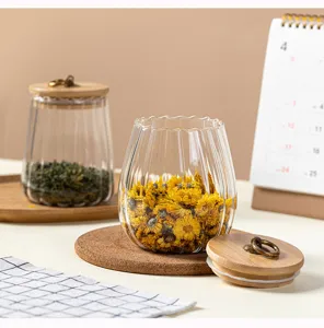 Japanischer transparenter Glas-Vorratsbehälter mit Holzdeckel für Tee, Snacks und Trockenblumen.