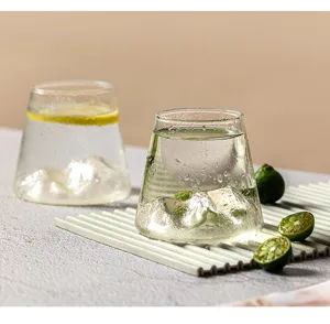 Vue rapprochée détaillée du verre de style Mont Fuji avec citrons verts frais.