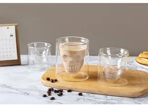 Vista dettagliata di tazze in vetro a doppia parete con teschio, set caffè lifestyle.