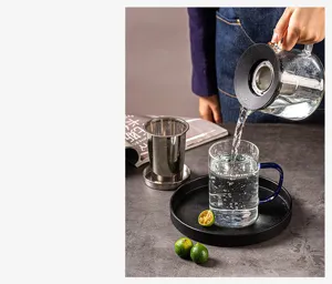 Détail de tasse à thé en verre résistant à la chaleur avec filtre en acier inoxydable.
