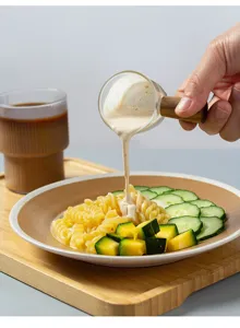 Japanischer Mini-Milchgießer aus Glas mit Holzgriff zum Servieren von Kaffee und Saucen.