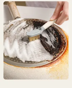 Spazzola per pulizia cucina con setole resistenti per rimuovere facilmente grasso e sporco.
