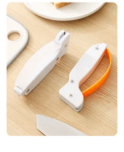 Affilatore per coltelli portatile manuale per cucina ed esterno, strumento compatto ed efficiente.