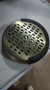 Vista detallada de la cubierta de malla metálica para mosquitera con clip de goma negra.