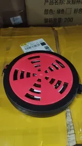 Detalle de soporte portátil para espiral de mosquitos, caja plástica negra y roja ventilada.