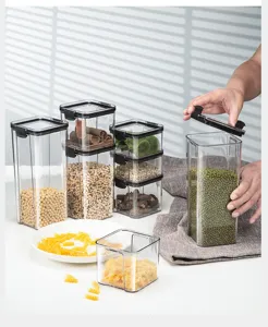Contenitori per alimenti trasparenti in plastica da cucina con coperchi neri ermetici.