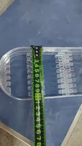 Detailansicht einer transparenten Acryl Schmuckständer Komponente mit Maßband gemessen.