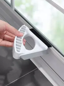 Fensterputzbürste Detail zeigt effektive Spaltenreinigung mit ergonomischem Griff für zu Hause.