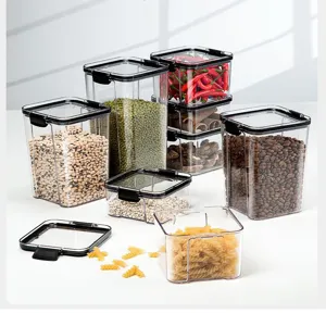 Set di contenitori alimentari trasparenti in plastica con coperchio ermetico per cucina.