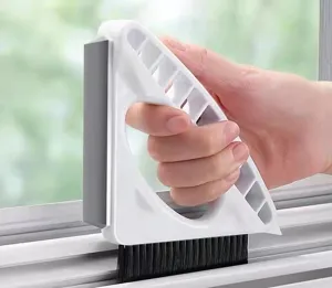 Detailansicht der Fensterspaltbürste mit ergonomischem Griff und Borsten für enge Rillen.