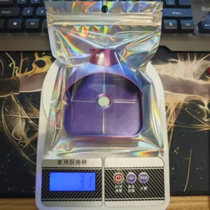 Vista dettagliata del raccoglitore di polvere per trapano, accessorio viola in 3D.