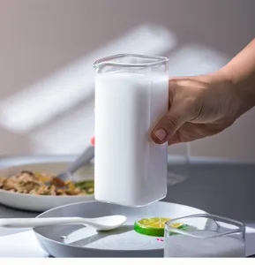 Quadratisches Hitzebestaendiges Glas fuer Milch und Kaffee, minimalistisches Fruehstuecksgeschirr.