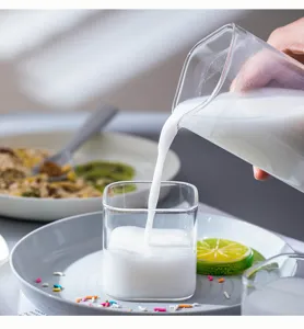 Nahaufnahme Detailansicht des quadratischen Hitzebeständigen Glaskrugs mit Milch.