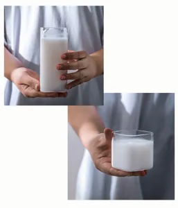 Nahaufnahme einer modernen quadratischen Milchkanne aus Glas für das Frühstück.