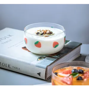 Bol en verre transparent avec motif de fraise mignon, parfait pour salade de fruits et yaourt.