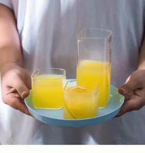 Viereckige Glas Karaffe und zwei Tassen Set, hitzebeständiges Glaswaren Set für Küche.