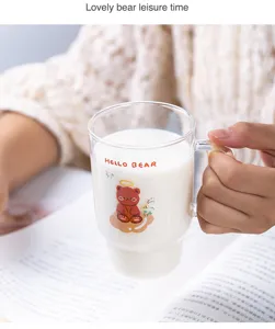Detalle de la bonita taza de cristal resistente al calor con asa para la leche.