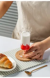 Dettaglio del bicchiere dritto, recipiente trasparente elegante per succhi e cocktail.