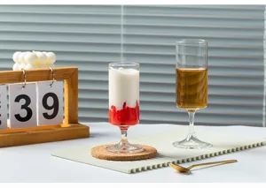 Tazza dritta in vetro trasparente per succo, cocktail e bevande fredde vista dettagliata.