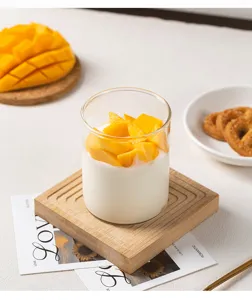Vue de detail de la scene de tasse de yaourt au pudding en verre, presentation de vaisselle.