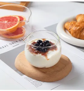 Détail de bol verseur en verre borosilicaté transparent avec design résistant et bec verseur.