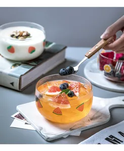 Joli bol en verre fraise résistant à la chaleur pour salade de dessert et décoration.