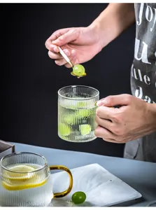 Detailopname van hittebestendige Japanse glazen mok met strepen voor sap en koffie.