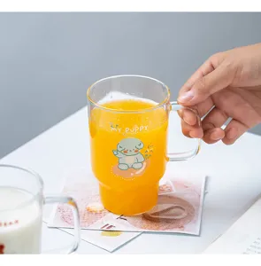 Taza de vidrio transparente con estampado de perrito y asa, ideal para zumo, leche y uso diario.