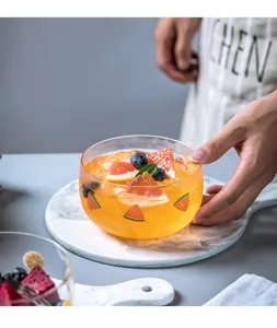 Vue détaillée d'un bol en verre mignon avec motif de fruits, idéal pour salade, dessert et maison.