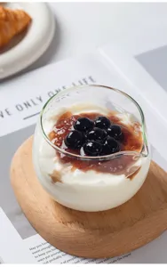 Bol verseur en verre borosilicaté transparent pour cuisson et service de desserts.