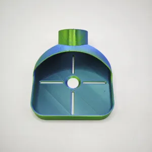 Primo piano dettagliato dell'accessorio collettore di polvere per trapano stampato in 3D.