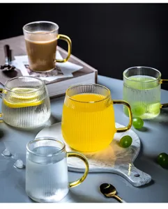 Japans gestreept hittebestendig glazen waterkopje met gekleurd handvat voor koffie.