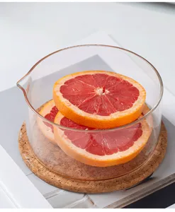 Gros plan détail du bol verseur en verre transparent résistant à la chaleur avec des agrumes.