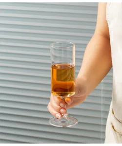 Vista dettagliata bicchiere di vetro dritto per succhi, ideale per cocktail, bevande e caffè.