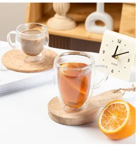 Detailansicht des doppelwandigen Glasbechers mit Henkel, hitzebeständig für Kaffee und Tee.
