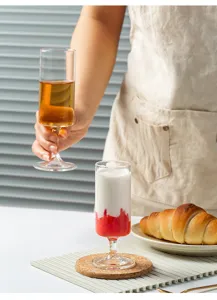 Bicchiere a stelo dritto trasparente per succhi, cocktail e bevande, dettaglio elegante.