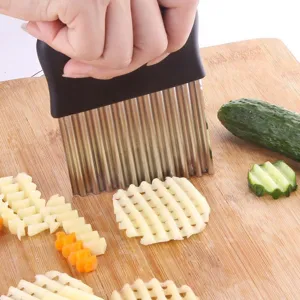 Edelstahl Wellenschneider für Kartoffelchips und Gemüseschnitt in der modernen Küche.